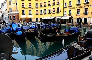VENEZIA fotografie di Giulio Azzarello &copy;2022.