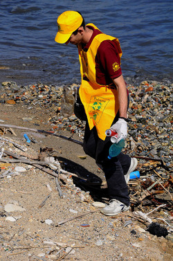LA BONIFICA delle coste a Palermo una azione simbolica di Lega Ambiente Sicilia. Fotografie di Giulio Azzarello &copy;2014.