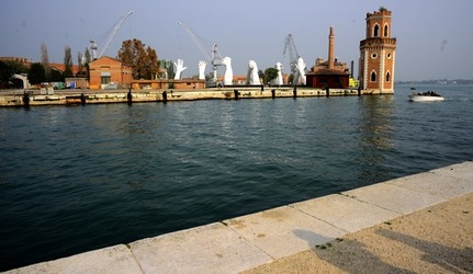 LE MANI DI LORENZO QUENN Biennale di Venezia. Fotografie di Giulio Azzarello &copy;2020.