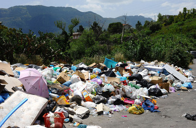DISCARICA abusiva nei pressi del comune e paese di Monreale in Sicilia. Fotografie di Giulio Azzarello &copy;2014.