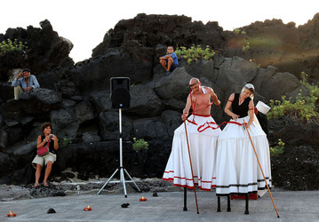 TRAMPOLIERI A LINOSA in Sicilia tutti i momenti dello spettacolo. Fotografie di Giulio Azzarello &copy;2014.