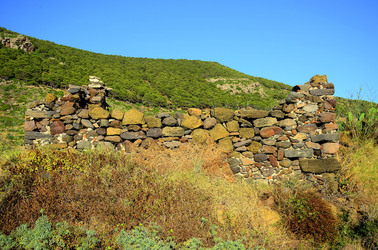 ISOLA DI USTICA pietre. Fotografie di Giulio Azzarello &copy;2016.