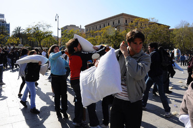 LOTTA DI CUSCINI flash mob fotografie di Giulio Azzarello ©2014. LOTTA DI CUSCINI flash mob fotografie di Giulio Azzarello ©2014.