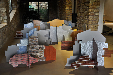 ANNE CLEMENCE de GROLEE e una sua installazione. Fotografie di Giulio Azzarello &copy;2014.