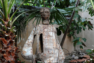 ANGELO DENARO pittore artista siciliano con la sua scultura di ferro. Fotografie di Giulio Azzarello &copy;2014.