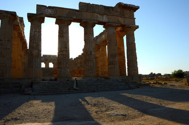 PAOLA PACE attrice italiana di origini siciliane Palermo ritratti a Sellinunte. Fotografie di Giulio Azzarello ©2014.