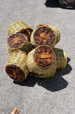 CESTO tipico tradizionale siciliano impagliato. Fotografie di Giulio Azzarello &copy;2014.