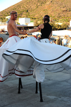 TRAMPOLIERI A LINOSA in Sicilia tutti i momenti dello spettacolo. Fotografie di Giulio Azzarello &copy;2014.