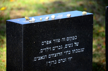 AUSCHHWITZ BIRKENAU le lapidi della memoria. Fotografie di Giulio Azzarello &copy;2016.