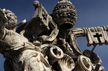 LE SCULTURE DI SAN PIETRO sopra il colonnato a Roma. Fotografie di Giulio Azzarello &copy;2014.