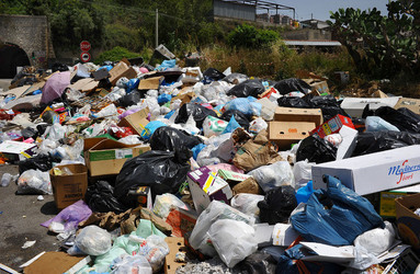 DISCARICA abusiva nei pressi del comune e paese di Monreale in Sicilia. Fotografie di Giulio Azzarello &copy;2014.