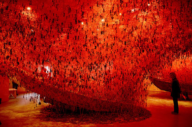 BIENNALE di VENEZIA padiglione giapponese. Foto di Giulio Azzarello &copy;2015 2016. Opera di Chiharu Shiota The KEY in the HAND .