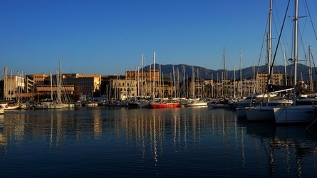 BARCHE. Fotografie di Giulio Azzarello ©2022. BARCHE. Fotografie di Giulio Azzarello ©2022.