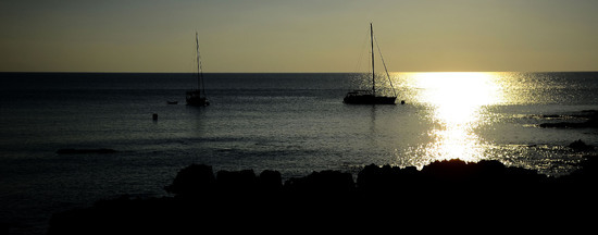 ISOLA DI USTICA la costa. Fotografie di Giulio Azzarello &copy;2016.
