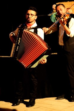 SERENATA fotografie di Giulio Azzarello ©2020. SERENATA fotografie di Giulio Azzarello ©2020.