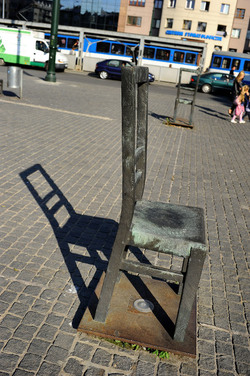 LA SEDIA DELLA MEMORIA nel quartiere ebraico di Cracovia. Fotografie di Giulio Azzarello &copy;2016.