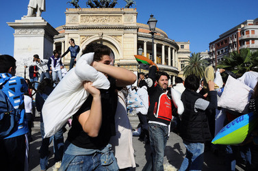 LOTTA DI CUSCINI flash mob fotografie di Giulio Azzarello ©2014. LOTTA DI CUSCINI flash mob fotografie di Giulio Azzarello ©2014.