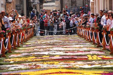 INFIORATA DI NOTO barocca in Sicilia. Fotografie di Giulio Azzarello ©2014. INFIORATA DI NOTO barocca in Sicilia. Fotografie di Giulio Azzarello ©2014.