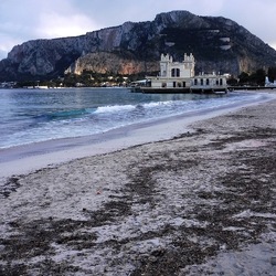MONDELLO fotografie di Giulio Azzarello &copy;2019.