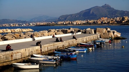 BARCHE. Fotografie di Giulio Azzarello ©2022. BARCHE. Fotografie di Giulio Azzarello ©2022.