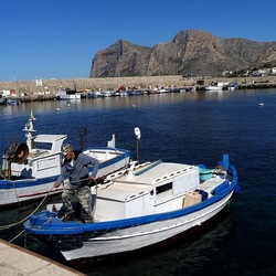 ISOLA. Fotografie di Giulio Azzarello &copy;2024.