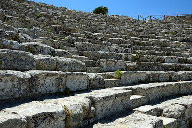 SEGESTA il sito archeologico il teatro greco e l acropoli. Panorami e particolari. Fotografie di Giulio Azzarello &copy;2014.