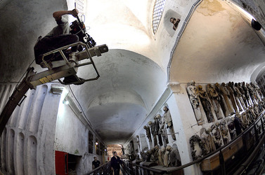 Le CATACOMBE di Palermo documentario film. Fotografie di scena e set di Giulio Azzarello &copy;2014.