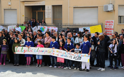 IL MURO DELL ANTIMAFIA e della legalit&agrave; a Partinico in Sicilia. Fotografie di Giulio Azzarello &copy;2014.