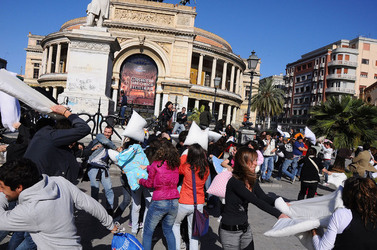 LOTTA DI CUSCINI flash mob fotografie di Giulio Azzarello ©2014. LOTTA DI CUSCINI flash mob fotografie di Giulio Azzarello ©2014.