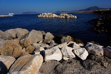 BARCHE. Fotografie di Giulio Azzarello ©2022. BARCHE. Fotografie di Giulio Azzarello ©2022.