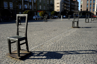 LA SEDIA DELLA MEMORIA nel quartiere ebraico di Cracovia. Fotografie di Giulio Azzarello &copy;2016.