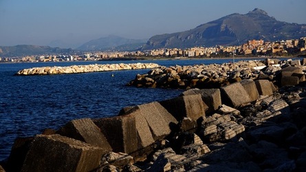 BARCHE. Fotografie di Giulio Azzarello ©2022. BARCHE. Fotografie di Giulio Azzarello ©2022.