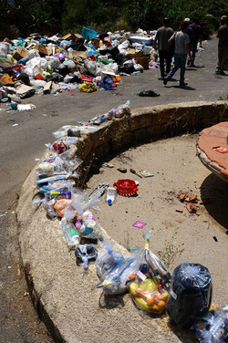 DISCARICA abusiva nei pressi del comune e paese di Monreale in Sicilia. Fotografie di Giulio Azzarello &copy;2014.
