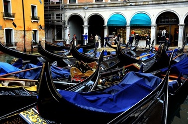 VENEZIA fotografie di Giulio Azzarello &copy;2022.