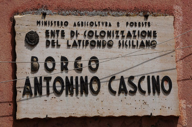 BORGO RURALE in provincia di Enna in Sicilia. Fotografie di Giulio Azzarello &copy;2014.