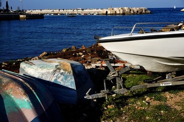 BARCHE. Fotografie di Giulio Azzarello ©2022. BARCHE. Fotografie di Giulio Azzarello ©2022.