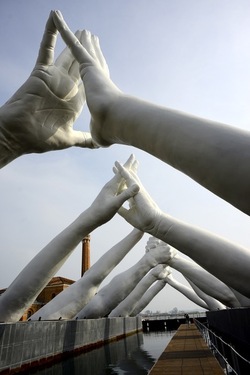 LE MANI DI LORENZO QUENN Biennale di Venezia. Fotografie di Giulio Azzarello &copy;2020.