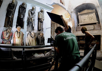 Le CATACOMBE di Palermo documentario film. Fotografie di scena e set di Giulio Azzarello &copy;2014.