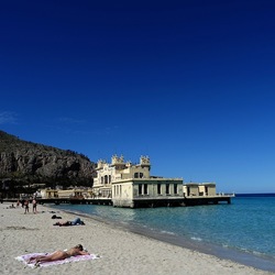 MONDELLO. Fotografie di Giulio Azzarello ©2024.