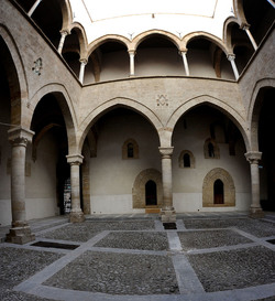 LOGGIATO arabo normanno allo Steri di Palermo. Fotografie di Giulio Azzarello &copy;2014.