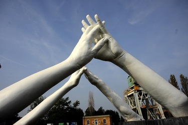 LE MANI DI LORENZO QUENN Biennale di Venezia. Fotografie di Giulio Azzarello &copy;2020.