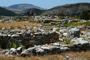 SEGESTA il sito archeologico il teatro greco e l acropoli. Panorami e particolari. Fotografie di Giulio Azzarello &copy;2014.