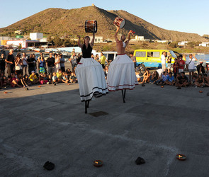 TRAMPOLIERI A LINOSA in Sicilia tutti i momenti dello spettacolo. Fotografie di Giulio Azzarello &copy;2014.