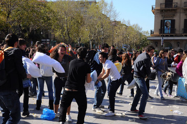 LOTTA DI CUSCINI flash mob fotografie di Giulio Azzarello ©2014. LOTTA DI CUSCINI flash mob fotografie di Giulio Azzarello ©2014.