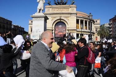 LOTTA DI CUSCINI flash mob fotografie di Giulio Azzarello ©2014. LOTTA DI CUSCINI flash mob fotografie di Giulio Azzarello ©2014.