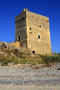 CASTELLO di Campofelice di Roccella. Fotografie di Giulio Azzarello &copy;2020.
