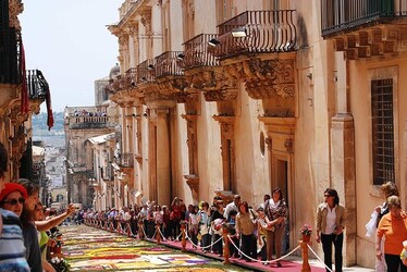 INFIORATA DI NOTO barocca in Sicilia. Fotografie di Giulio Azzarello ©2014. INFIORATA DI NOTO barocca in Sicilia. Fotografie di Giulio Azzarello ©2014.