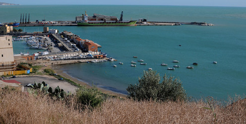 PORTO EMPEDOCLE in Sicilia. Fotografie di Giulio Azzarello &copy;2014.