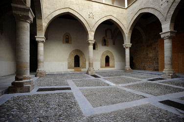 LOGGIATO arabo normanno allo Steri di Palermo. Fotografie di Giulio Azzarello &copy;2014.