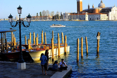 LUNGOMARE di VENEZIA. Fotografie di Giulio Azzarello &copy;2016.
